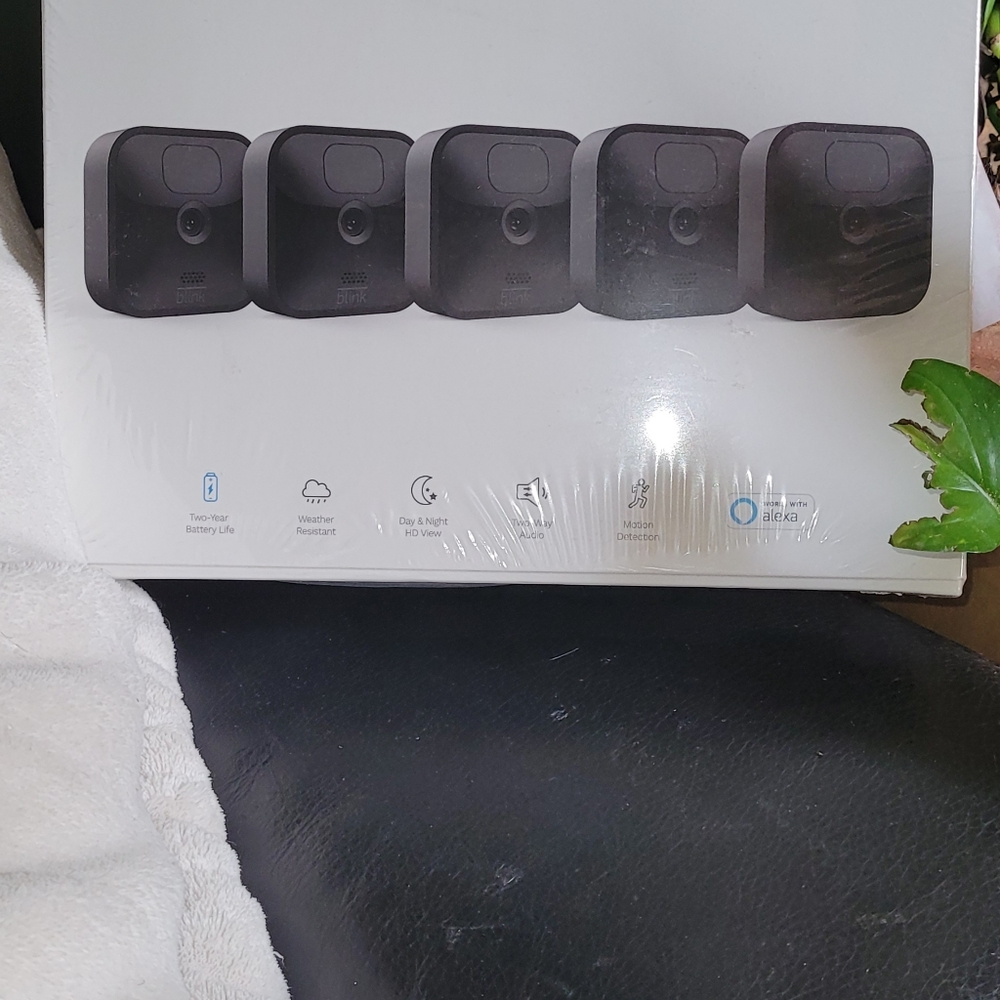 BLINK 5 CAMERA SYSTEM-BRAND NEW IN PLASTIC CASING
